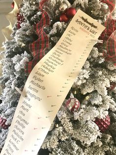 a christmas tree with ribbons and ornaments on it's sides, labeled in spanish