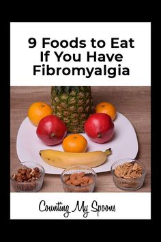 What food you should eat and which ones you should avoid if you have fibromyalgia. You can improve your symptoms by changing your diet. Chronic Back Pain, Back Pain Remedies, Foods To Avoid, Good Health Tips, Nerve Pain, Foods To Eat, Pre School