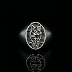 Owl jewellry - what exactly are these symbols of and why are they so popular? The truth is, the popularity of the owl ring as jewelry is because it holds symbolism. Remember along with wisdom and knowledge, owls also represent mystery, intelligence, protection, secrets and mysticism. Tim's Silver gives you the meaning and the properties of this gemstone ring. PRODUCT DETAILS Metal : 925k Sterling Silver  Style :  Minimalist Gender : Male - Female The ring is oxide coated to highlight the details Unique Wooden Boxes, Signet Ring Silver, Owl Ring, Viking Culture, Rings Mens Wedding Bands, Silver Owl, Owl Pendant, Coin Ring, Vintage Owl