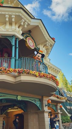 the entrance to mickey mouse's house at disneyland world