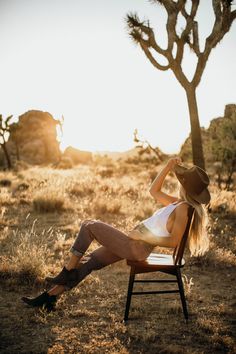 The Sierra Wool Panama in Mocha - Pre Order - Glitzy Bella Fall Desert Photoshoot, Photoshoot With Chair, Single Photoshoot, Western Photo Shoots, Foto Cowgirl, Western Photoshoot, Desert Photoshoot, Western Photo