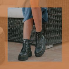 Bota militar Tambi Clash-New para mujer en color negro. Características: Cierre con cordones y cremallera, plataforma de 4 cm, zapato de estilo militar, suela de goma ligera, exterior piel y plantilla textil. #catchalot #rebajas #rebajaszapatos #catchalotaw20 #descuentos #boots #combatboots Doc Marten Oxford, Doc Martens, Black Sneaker, Shoes Fashion, All Black Sneakers, All Black, Oxford Shoes, Oxford, Ootd