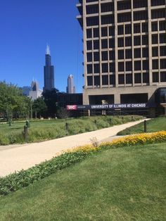 there is a sign that says university of illinois at chicago in front of a large building