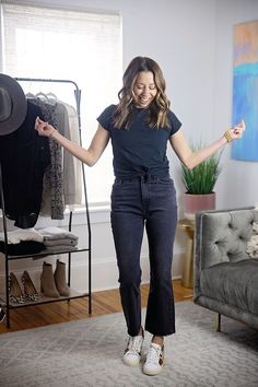 Flared Crop Jeans Outfit, Black Boyfriend Jeans Outfit, Jeans And Sneakers Outfit