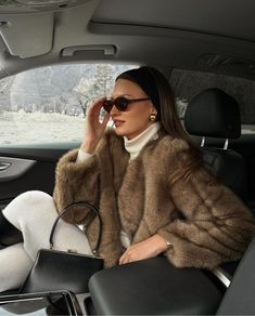 Old Money Winter, Fur Coat Outfit, Ski Club, Winter Chic, Mode Inspo, Autumn Outfit, Outfit Inspo Fall, Professional Outfits