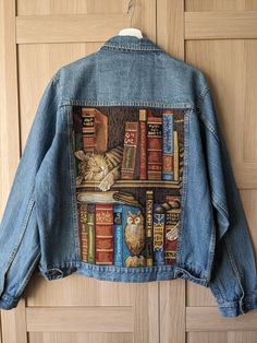 Light vintage denim jacket with tapestry embroidery 'Sleeping Cat' on the back. The jacket has two breast pockets and two side pockets at the front. The closure consists of metal buttons. It is oversized and has a loose 80s/90s style. The jacket is made of 100% cotton. The denim is not too thick, so it's great for summer wear. It's originally a men's size 56, but I recommend wearing it as a women's size 40 for the perfect oversized effect. Please remember that this is vintage clothing from the 90s - it has been well treated, but it has definitely been used over the last 30 years and some traces of life remain :) Dimensions: Length: 65cm Armpit to armpit: 61 cm Arm from armpit: 57 cm Shoulder width: 49 cm Upcycling: Gobelin picture sewn on back Defects: A single button is missing on the bac Jean Jacket Design Ideas, Denim Painting, Jean Jacket Design, Tapestry Embroidery, Altering Jeans, Vintage Booth, Aesthetic Hoodies, Diy Denim Jacket, Embroidery Jacket