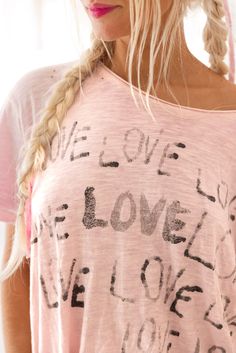 Bomuldsjersey Love Amor T, Kæreste Snit, Håndblegning og Slid Trendy Pink Distressed Top, Trendy Distressed Pink Top, Spring Distressed Pink Tops, Holiday Soiree, Pearl Love, Boyfriend Cut, Love Graphic, Pearl Dress, Pearl Bag