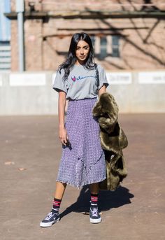 10 Midi Skirt Styles for Spring 2016 Ways to Wear a Midi Skirt Skirt Outfits Trendy, Midi Rok Outfit, Summer Skirt Outfits, Midi Skirts Style, Midi Skirt Outfit, Trendy Skirts, Olivia Palermo, Outfits Winter, Carrie Bradshaw