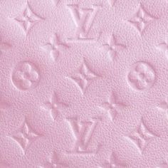 a pink wallpaper with white letters and stars on it's surface, as well as the word louis vuitton written in curs