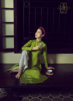 Lotus In Jade Well — Nhật Bình, áo ngũ thân & áo dài. Credit to Ỷ Vân... Vietnamese Fashion, Vietnamese Clothing, Ao Dai Vietnam, Urban Landscape Design, Asian Outfits, Henna Design, Digital Nomad, Lunar New