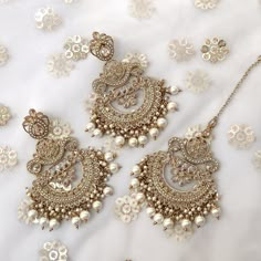 Lengha Jewellery, Golden Jewelry Indian, White Indian Jewelry, Gold Tikka, Traditional Jewelry Gold, Desi Jewelry Set