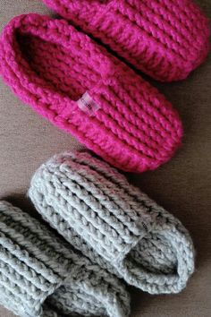 Aus Wollgarn auf einer Filzsohle gestrickte Hausschuhe, gehäkelte warme Socken, bequeme und gemütliche Hausschuhe für Männer und Frauen sind ein großartiges handgemachtes Geschenk zum Geburtstag, zur Einweihungsparty oder zu Weihnachten. Diese gestrickten Hausschuhe sind aus Wollgarn gefertigt. Damit Du diese Hausschuhe möglichst lange tragen kannst, haben wir eine weiche Filzsohle eingearbeitet. Diese kuscheligen Socken werden Sie an kalten Herbst- oder Winterabenden perfekt wärmen. Sie können Knitted House Slippers, Women’s House Slippers, Wool House Shoes, Cozy Pink Synthetic Slippers, Cozy Wool Slip-on Slippers, Hygge Style, Soft Slippers, Cozy Socks, Warm Socks