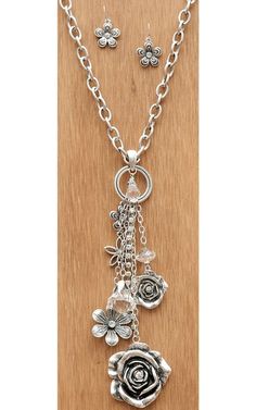 Silver Chain with Flowers & Crystals Dangle Necklace Dangle Necklace, Dangle Necklaces, American Jewelry, Jewelry Patterns, Jewelry Projects, Jewelry Necklace, Birthstone Jewelry, Chains Jewelry