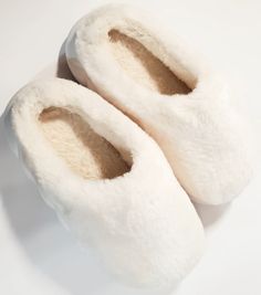 Faux Fur Slippers Indoor Soft Sz US 7.5 Burr Basket, White Slippers, Soft Slippers, Faux Fur Slippers, Fuzzy Slippers, Warm Slippers, Fur Slippers, White Faux Fur, Room Essentials