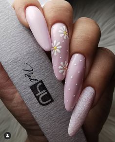 Pink Spring Nail Ideas, Spring Nails 2023, Acrylic Nails Almond Shape, Fake Nails Designs, Daisy Nails, Almond Nails Designs, Almond Acrylic Nails, Nails Spring, Nails 2023