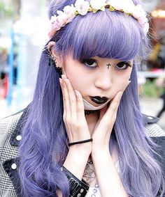 Beautiful lavender hair with black lipstick is a great trend for kei girls (and guys, cos guys in makeup <3) Black Purple Ombre, Pastel Purple Hair, Hair Asian, Hair Color Asian, Kawaii Pastel Goth, Wig Party, Pastel Goth Fashion, Lavender Hair