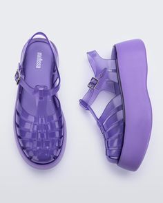 In this new version, the iconic shape of Melissa Possession receives an EVA platform, which provides a robust look and bold style while maintaining comfort. The renovation retains the identity but brings an even cooler look for those who can not resist a trendy style. Plateforme Shoes, Purple Closet, Dad Sandals, Funky Shoes, Kawaii Shoes, Melissa Shoes, Fresh Shoes, Purple Shoes, Jelly Shoes