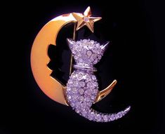 For the person who wants a little magic in their life, this fabulous kitty sits on a moon and star brooch will bring in the compliments ! 1-5-20 Claddagh Bracelet, Celestial Gifts, Irish Claddagh, Organization Gifts, Magical Jewelry, Silver Cat, Vintage Cufflinks, Cat Brooch, Cat Lover Gift