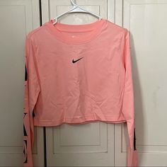 Pink Cropped Long Sleeve Nike Shirt. Size M But Fits Like A Small. Says Nike Down Both The Sleeves. W/ Tags Nike Crop Top Outfits, Nike Track And Field, Nike Crop Top, Athletic Crop Top, Oversized Crop Top, Crop Long Sleeve, Tops Nike, Nike Shirt, Basketball Shirts