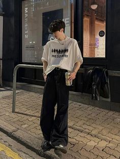 Asian Guy Clothing Style, Anime Outfits Aesthetic, Korean Street Fashion Male, Streetwear Men Outfits Asian, Mens Downtown Outfit, Asian Guy Streetwear, Ulzzang Fashion Men, Asian Streetwear Men, Acubi Fashion Guy