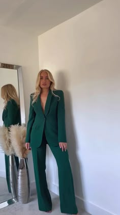 Dark Green Business Outfit, Suits Green For Women, Women Green Suit Outfit, Women’s Prom Suit, Green Pants Suit Women, Green Graduation Outfit, Emerald Outfits For Women, Green Professional Outfit, Green Pant Suit Women