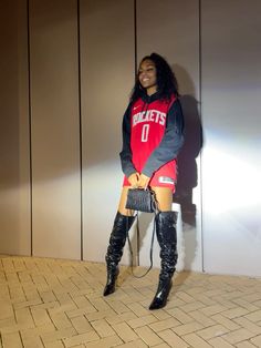 #outfit #baddie #blackgirl #nbabasketball #nbafit #basketballfit #kneehighboots #jersey #outfitidea #minihandbag #pretty #outfitideasforwomen Sport Jersey Outfit Women, Sports Jersey Outfit, Outfit Baddie, Midsize Outfits