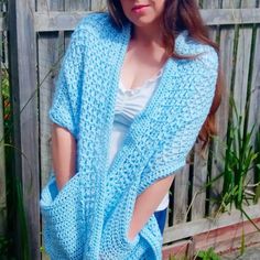 the crochet easy pocket shawl is shown with text that reads, free pattern and