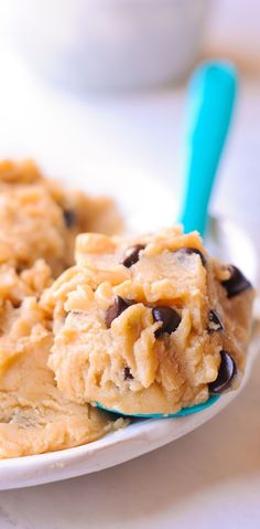 Delicious cookie dough with chocolate chips on a white plate Funfetti Edible Cookie Dough, Cookie Dough Vegan, Cookie Dough For One, Edible Sugar Cookie Dough, Sugar Cookie Dough Recipe, Vanilla Salt, Quick Cookies, No Bake Cookie Dough