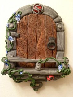 an image of a wooden door with vines and flowers on the outside, in spanish