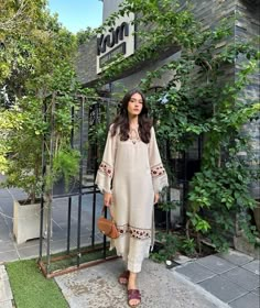 Desi Fusion Outfits Casual, Kashmir Aesthetic Outfit, Pakistani Everyday Wear, Casual Kurtis For College Pakistani, Casual Kurta For Eid, Aesthetic Pakistani Outfits Casual, Pakistani Outfits Simple, Pakistani Suits Casual, White Hakoba Kurti