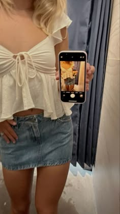 aesthetic, it girl, basic, fits, outfit inspo, school outfit, coquette, girly, mini skirt Denim Skirt Outfits, Outfit Inspo Summer, Miniskirt Outfits, School Fits, Cute Everyday Outfits, Really Cute Outfits, Summer Fashion Outfits, Skirt Outfit, Summer 24