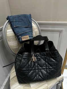 Dior Toujours Bag Outfit, Dior Toujours Bag, Dior Bag Aesthetic, Dior Bag Outfit, Dior Tote Bag, Dior Jeans, Aesthetic Dior, Dior Denim, Dior Aesthetic