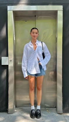 Jean Shorts Button Down Outfit, Outfits With Loafers Summer, Filipino Outfits Casual, Loafer Summer Outfit, Jeans Outfit Women Summer, Summer Japan Outfit, Outfit Ideas With Loafers, Japan Aesthetic Outfit, Outfits Faciles