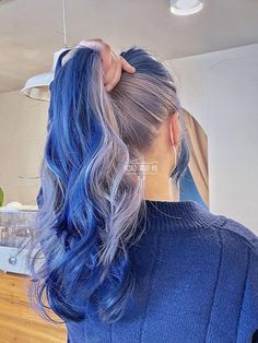 Hair Color Ideas Navy Blue, Two Toned Hair Blue, Long Two Tone Hair, Short Hair Color Ideas Blue, Two Toned Hair Color Ideas, Under Hair Color, Two Tone Hair, Two Toned Hair, Korean Hair Color