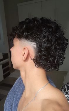 #mullet #cortesdecabelo #cortemasculino Corte Mullet, Bleached Hair Men, Fade Haircut Designs, Taper Fade Curly Hair, Anime Haircut, Curly Hair Fade, Mens Haircuts Short Hair