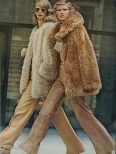 sinolodigoreviento:   Vogue September 1972.    *US Vogue  1st September 1972 Vintage Vogue Fashion, 70s Mode, Look 80s, Editorial Vogue, Mode Editorials, Vogue Editorial, Fashion 1970s, Walking Down The Street, Fashion 70s