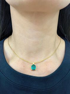 Ce collier exquis est orné d'une émeraude ovale de 2,91 ct, d'une teinte verte vibrante et d'une huile mineure à modérée. Le pendentif est élégamment serti en or jaune 14k, offrant une esthétique moderne. Fabriquée aux États-Unis en 2023, cette pièce allie un design contemporain à une élégance intemporelle. Le collier mesure 20 pouces de long et est ajustable à 18, et 16 pouces pour un ajustement parfait. Colombian Emerald Necklace, Collar Verde, Green Gemstone Necklace, Emerald Pendant, Colombian Emeralds, Emerald Necklace, Vintage Pendant, Green Gemstones, Vibrant Green