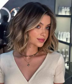 Unnatural Hair Color, Messy Bob Hairstyles, Wavy Bob Hairstyles, Wavy Haircuts, Haircuts For Wavy Hair, Short Hair Balayage, Round Face Haircuts, Short Hair Styles For Round Faces, Penteado Cabelo Curto