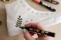 Painting White Converse, Paint Converse Diy, Diy Shoe Designs, Diy Converse, Doodle Shoes, Shoe Painting, Painted Converse