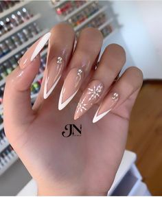 pointy nails Nails Inspiration Pointy, Winter Nails Stilleto, Christmas Nails Stiletto Simple, Pointy Winter Nails, Christmas Nails Sharp, Pointy Nails Christmas, Christmas Stilleto Nails Simple, Xmas Stiletto Nails, Sharp Christmas Nails