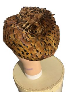 VINTAGE PEACOCK FEATHER HAT UNIONMADE STUNNING PHEASANT WOMEN'S HAT  | eBay Curved Brim Hat With Feathers, Vintage Feathered Hats, Classy Hats, Vintage Peacock, Feather Hat, Peacock Feather, Pheasant, Vintage Accessories, Hats For Women