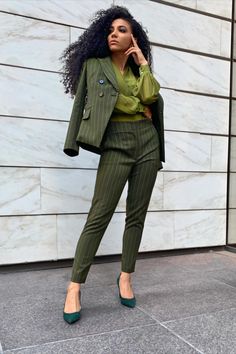 Black woman with curly natural hair wearing green suit, green blouse, and green pumps in monochromatic outfit Monochromatic Outfit Black Women, Monochromatic Outfit Black, English Teacher Outfit, Cheslie Kryst, Suits For Work, Outfit Black Women, Business Outfits Women, Green Suit