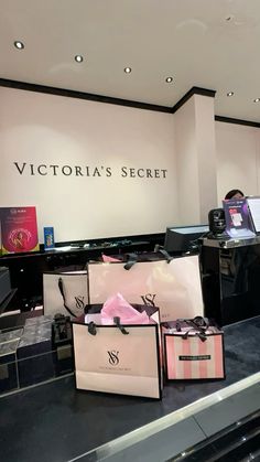 #victoriasecretpink #pinkaesthetictheme #imjustagirl #shopping #beautyblog Shopping Spree Aesthetic, Gym Makeup, Miami Shopping, Teen Trends, Luxury Birthday, Attitude Quotes For Girls, Rich Girl Aesthetic