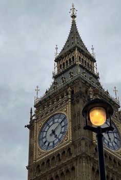 the big ben clock tower towering over the city of london, england at dusk time