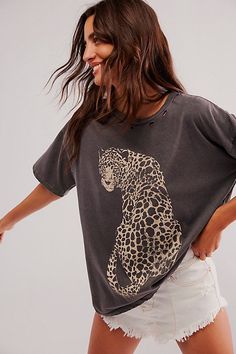 Vintage Vibes: Retro Graphic Tees Oversize Tshirt Outfits, Leopard Graphic, Graphic Tee Style, Retro Graphic Tees, Simple Trendy Outfits, Top Graphic Tees, Tshirt Outfits, Boho Clothing, Fashion Tees