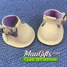 a pair of baby shoes sitting on top of a blue carpeted floor with the words mauliffs com guide and patterns written below