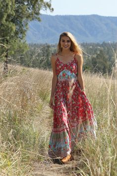 Pantalon Thai, Boho Chic Style Outfits, Bohemia Dress, Bohemian Diesel, Exquisite Gowns, Estilo Hippie, Bohemian Maxi, Hipster Outfits