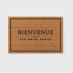 a cork door mat with the words, benvendos and the smith family on it