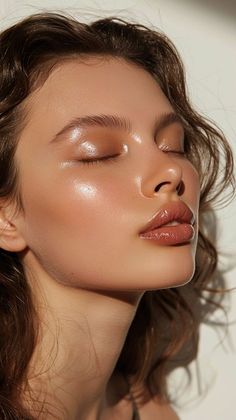 Glossy Makeup Aesthetic, Glowy Peachy Makeup, Glossy Make Up Look, Dew Makeup Look, Beach Makeup Photoshoot, Shine Makeup Look, Summer 2024 Make Up Trends, Glossy Skin Makeup, 2024 Wedding Makeup Trends