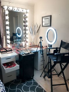 Mua Doing Makeup, Makeup Artist Vanity Ideas, Makeup Shed Room, Make Up Shop Interior Design, Home Based Makeup Studio, Professional Makeup Studio Setup, Makeup Artist Vanity, At Home Cosmetology Set Up